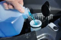 screenwash-pouring